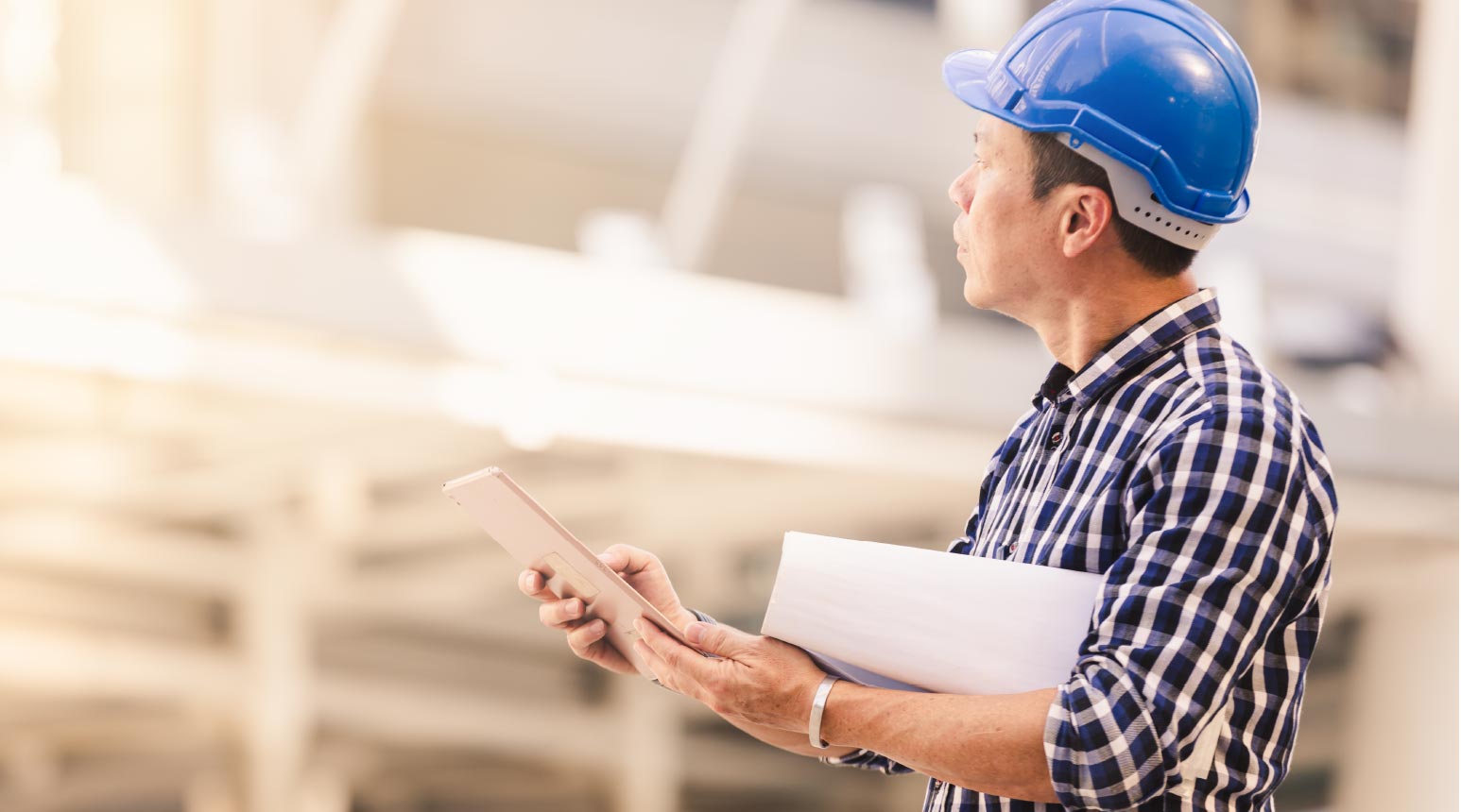 Trabajador de la construcción con casco